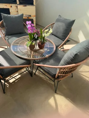 Conjunto de area externa com mesa e quadro cadeiras