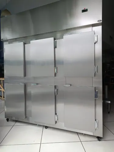 Geladeira ou Freezer industrial com porta cega ou vidro, aço inox, direto da fábrica.