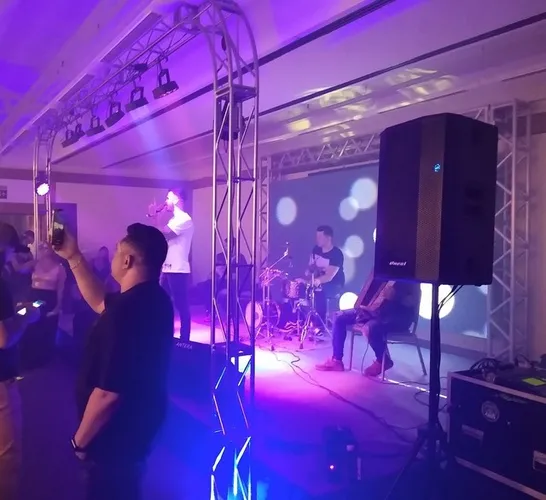 Extrutura para bandas e DJ.