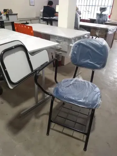 Cadeira Universitária com Prancheta Escamoteável. 