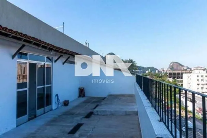 Cobertura Linear no Leblon, totalmente indevassada, com 345 m2 e 2 vagas na escritura.