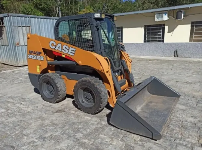 Minicarregadeira Case SR200B ano 2020 média de 5000 horas e ar condicionado, no RJ