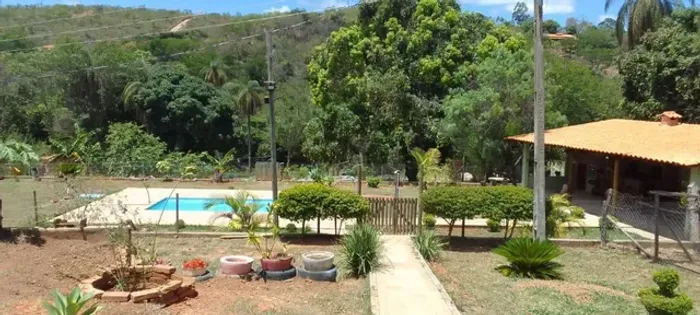 Sitio 20.000 m², casa, piscina, área gourmet, agua corrente, cisterna, poço artesiano.