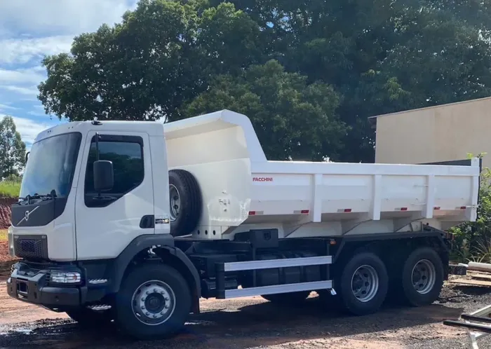 Volvo VM270 ano 2022, 6x4, com caçamba de 10 ?, em SP