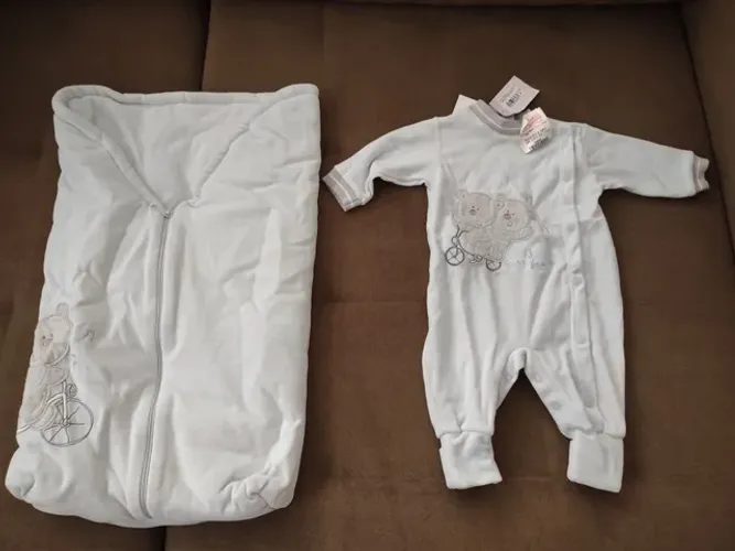 Saída maternidade de PLUSH novo sem uso da marca Alô Bebê.