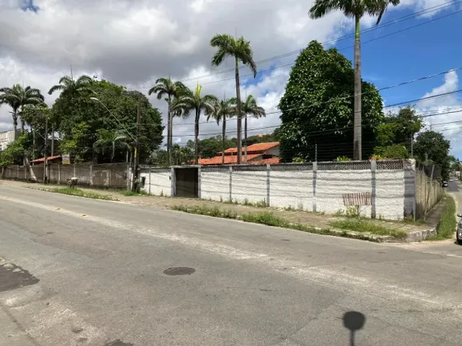 Isaías Imóveis vende Terreno na Av. Copacabana, entre a Av. Holandeses e praia litorânea