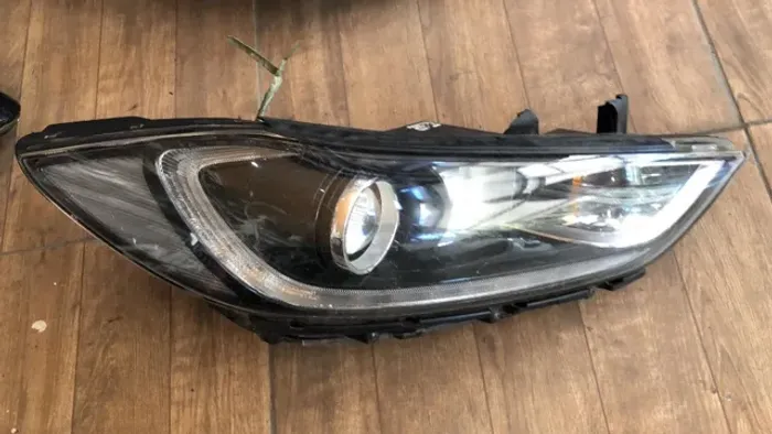 Farol Elantra 2010.