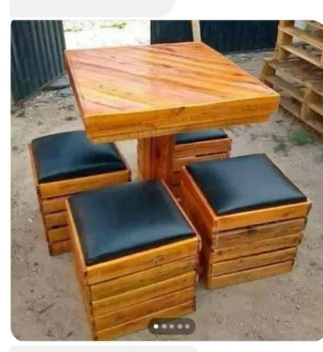 Mesa com banquinhos