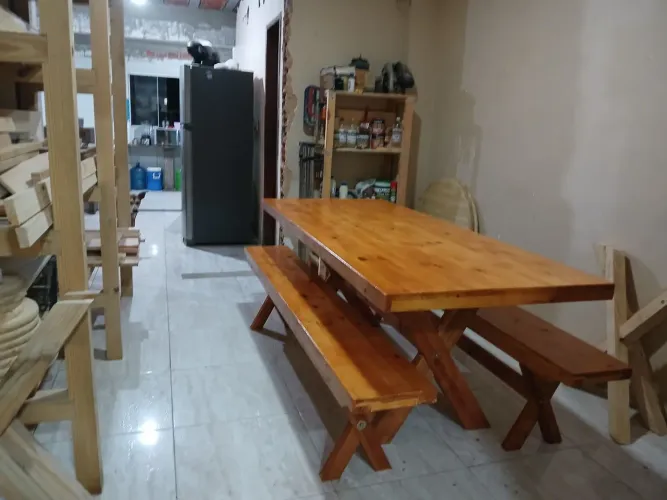 Mesa madeira, toda selada e invernizada.