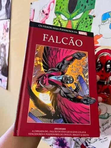Falcão Salvat capa vermelha