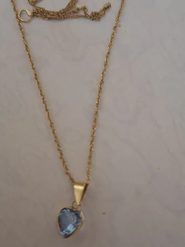 Corrente e pingente em ouro com pingente de coração 