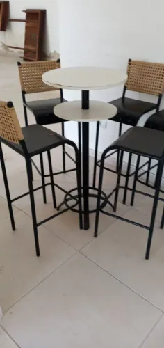 Conjunto com Mesa Bistrô Redonda e 4 Banquetas