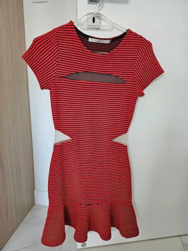 Vestido vermelho com transparência P