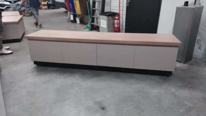 Faça sua proposta - Rack de madeira com portas - 2,4 m largura