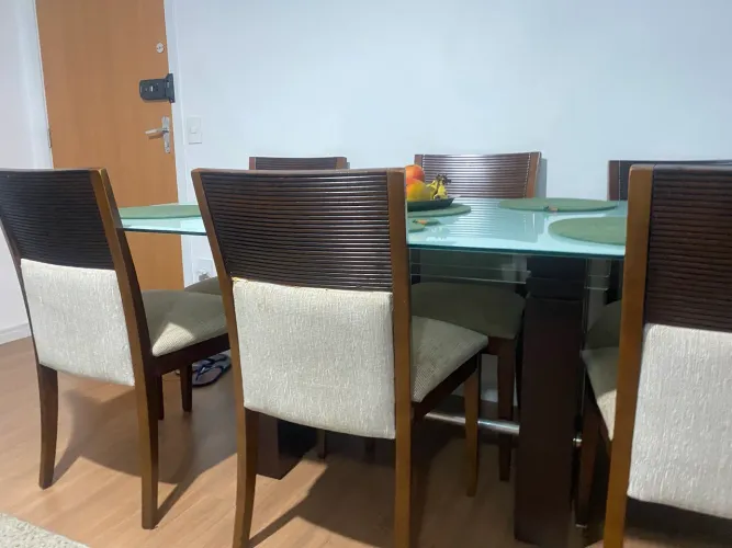 Mesa com tampo de vidro com 6 cadeiradas 
