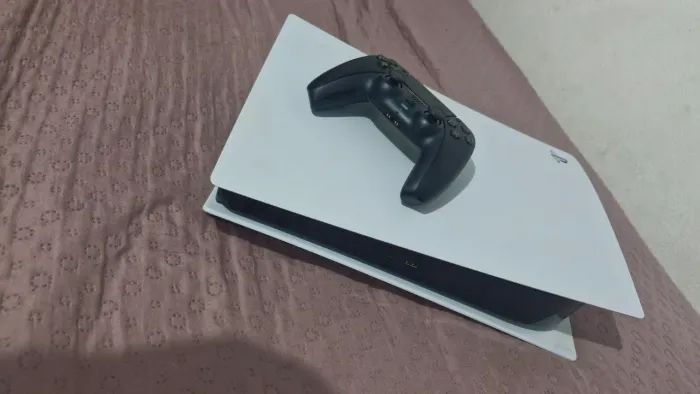 PS5 Fat com leitor de disco. *1 ano de uso*.. 1 controle. Aceito InfinitePay.