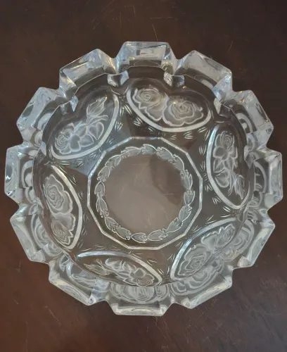 Cinzeiro em Cristal da Bohemia com Flores lapidadas. Uma peça decorativa, grande e pesada.