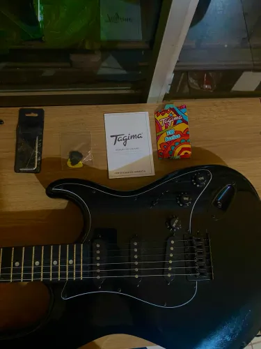 Guitarra Tagima Strato TG-500 Preta + Acessórios | Excelente Estado!