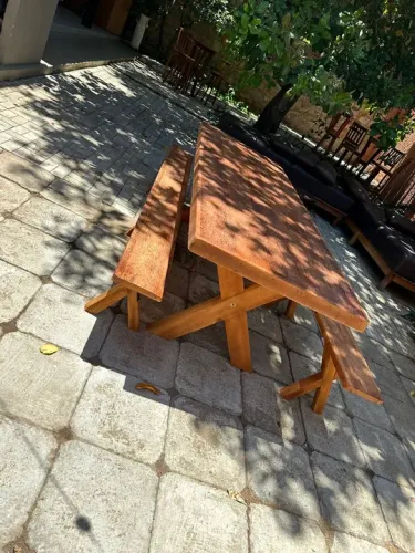 Mesa de madeira rústica com bancos