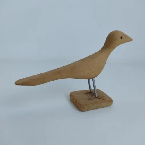 Antigo pássaro decorativo em madeira na cor natural feito por artesão (usado)