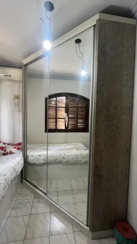 Guarda-roupa - Closet moderno, com espelho gigante e porta de correr - MDF branco e marrom
