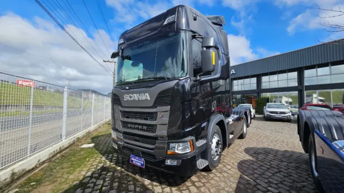 SCANIA RH 460 SUPER 6x2 - 2024 GELADEIRA, AR CONDICIONADO, FREIO CRB, SAIAS LATERAIS, PAC.