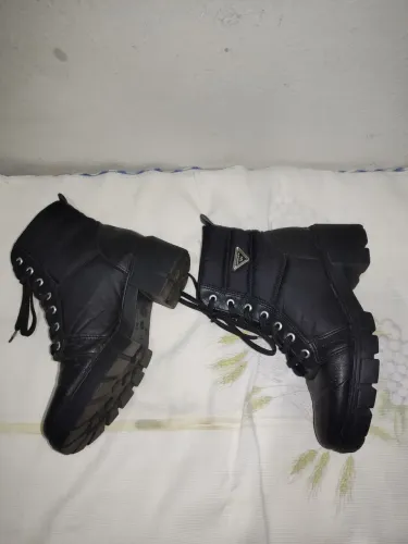 Bota coturno acolchoada 