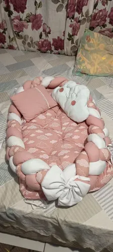 Ninho redutor de berço com nuvem e laço