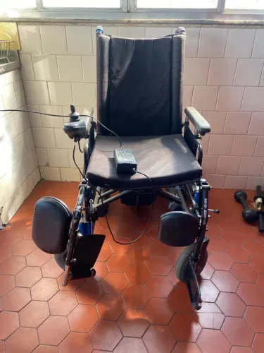 Cadeira de rodas elétrica
