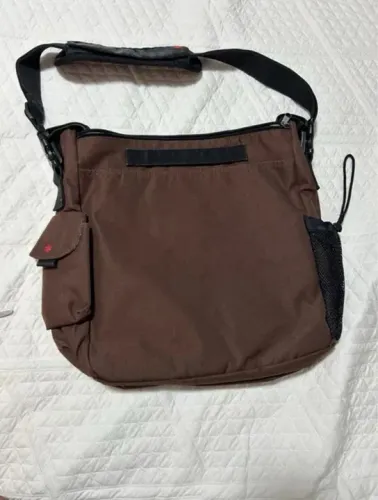 Kit bebê com cadeira para automóvel, bolsa e cabides de roupas infantil