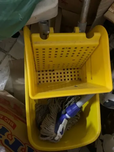 Balde para Limpeza com Rodo