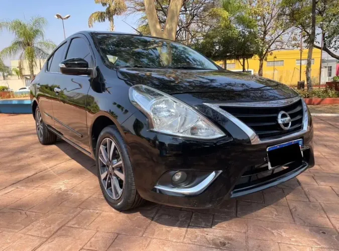 Nissan Versa Preto Seminovo
