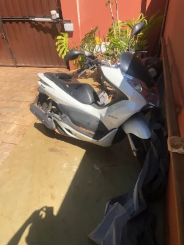 Honda PCX 2015 em otimo estado. Pneu traseiro novo. Pequeno dano na lateral inferior D.