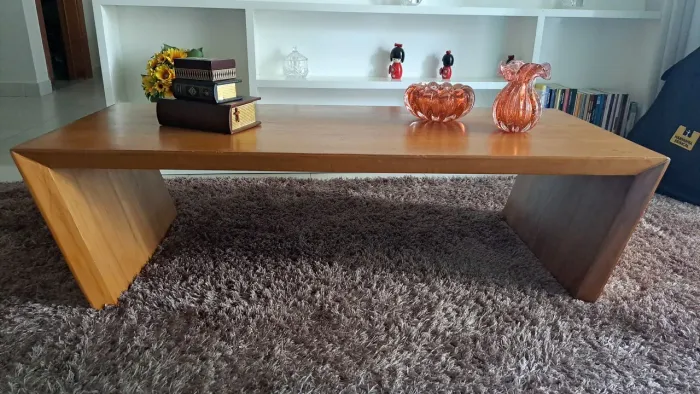 Mesa de Centro em Madeira Maciça
