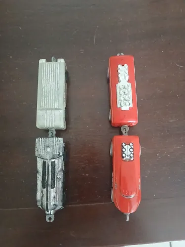 Trens da hot Wheels vermelho e cinza