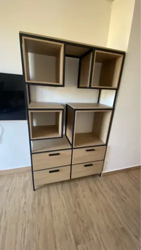 Estante estilo industrial com nichos e gavetas 