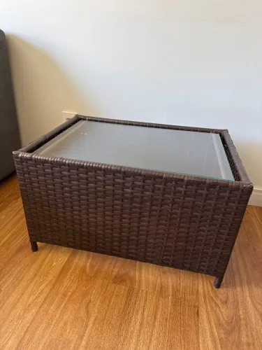 Mesa de centro em fibra sintética com tampo de vidro 