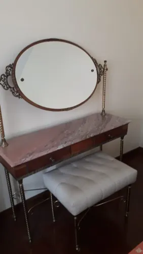 Linda Penteadeira Antiga com Espelho e Banqueta