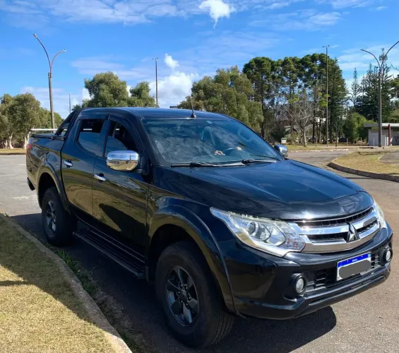 Vende-se Mitsubishi L200 2017 novo motor 2.4