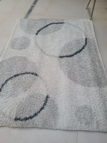 Tapete Peludo Cinza com Desenho Moderno