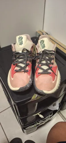 Tênis Nike Kyrie Low 4 na cor Pale Coral