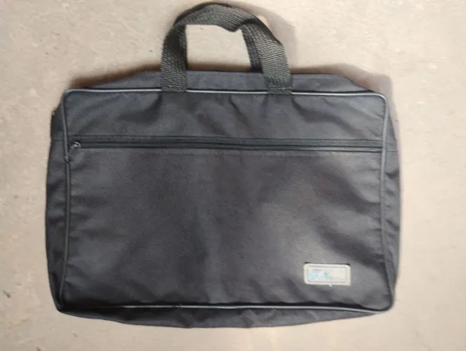 Bolsa Executiva Preta. Simples. JM BOLSAS. Um pouco desgastada. 2 compartimentos zíper.