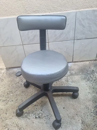 Cadeira Mocho Giratória com Regulagem de Altura
