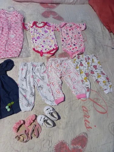 Lote de Roupinhas e Sapatinhos de Bebê