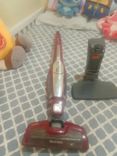 Vendo aspirador de a bateria em ótimo estado 200 reais pra vir buscar 