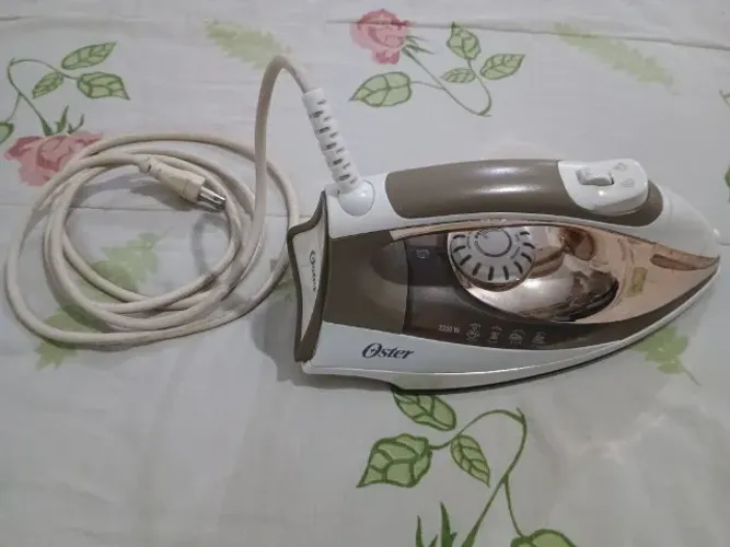 Ferro de Passar a Vapor e Seco Oster 220v Dourado e Branco com Manta Térmica