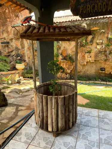 Poço de madeira para jardim
