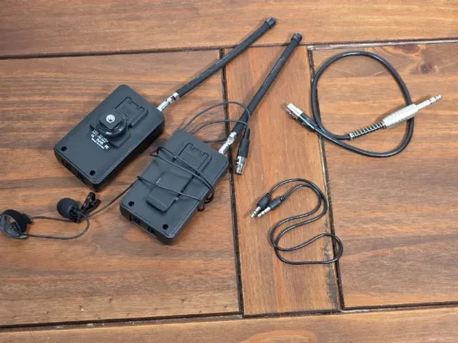Sistema de Microfone de Lapela Sem Fio Saramonic SR-WM4C - VHF Profissional