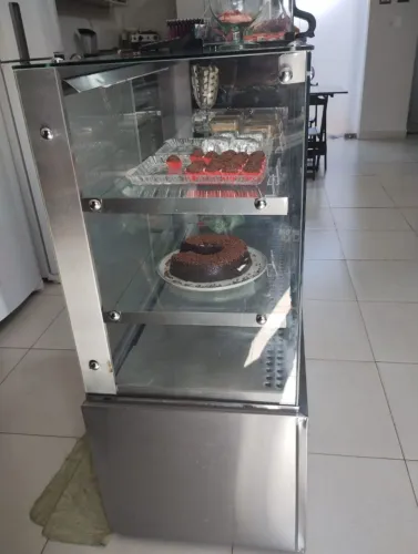 Expositora de doces e bolos 