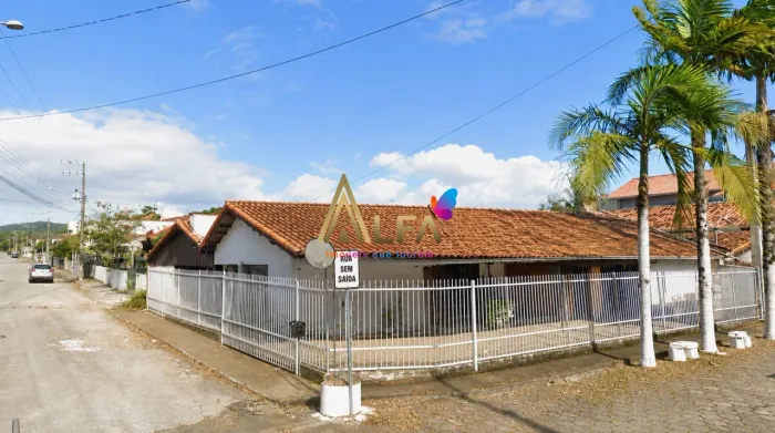 Casa de Esquina a 800m da Praia da Armação | Próxima ao Beto Carrero